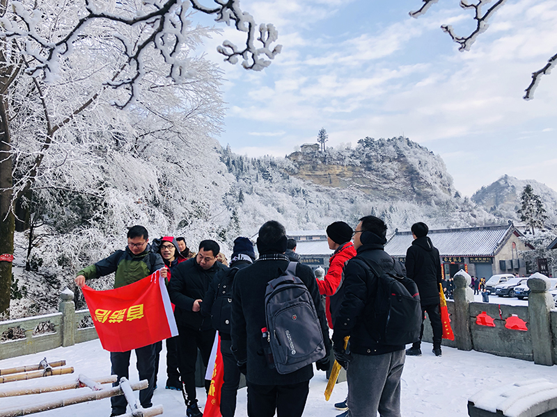 首诺信十年十座山